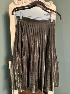 Pleated Midi Skirt in Metallic Gold